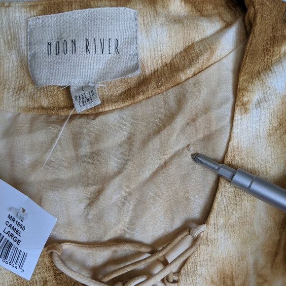 Moon River Blouse V-Neck Lace Up Tie Dye Long Sleeve Bell Cuffs Camel M NWT - Picture 13 of 15